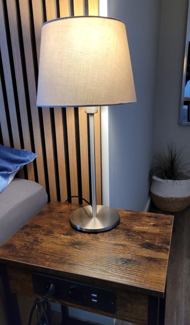 Neue Nachttische mit Steckdosen und USB-Anschlüssen