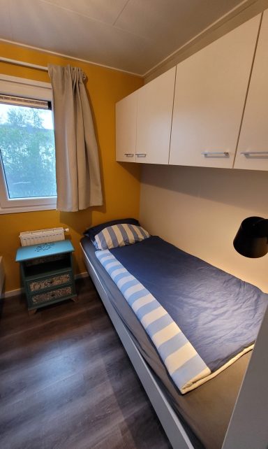 ... und Einzelbett mit großen Hängeschränken