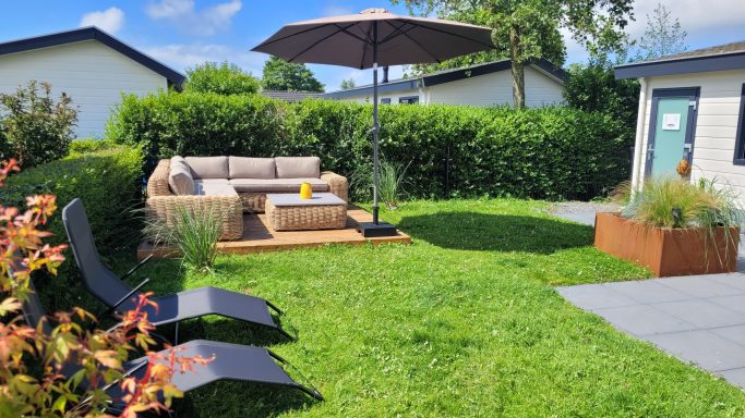 Holzterrasse mit bequemer Outdoor-Lounge